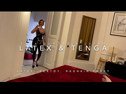 ❤️ Ngoanana e monyane ea nang le hlooho e khubelu ea apereng seaparo sa latex se kentsoeng ke ntate oa bobeli ❤ ❤